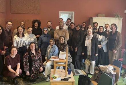Groep mensen van deelnemende organisaties tijdens een bijeenkomst